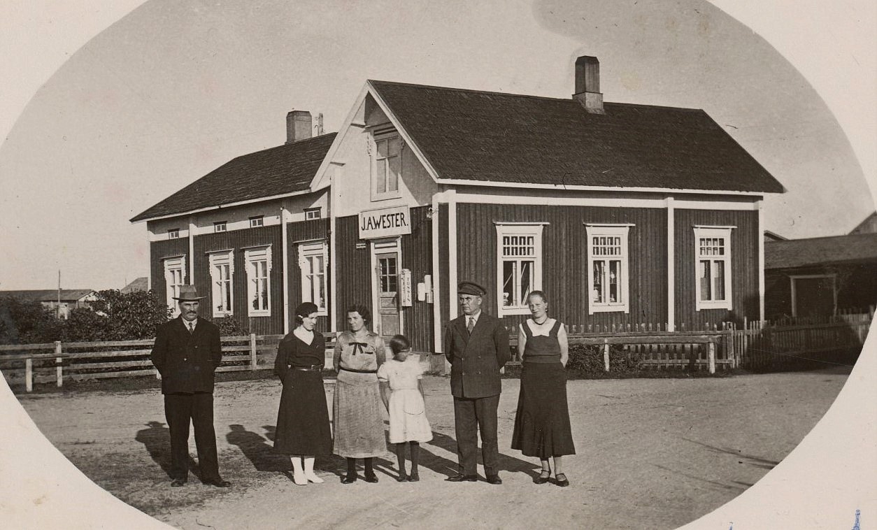Filialföreståndaren Erland Hammarberg från Korsbäck till vänster. Flickan mitt i bild är Else-May och bredvid henne föräldrarna Edit och Wester själv. De två övriga damerna är fortfarande okända. 