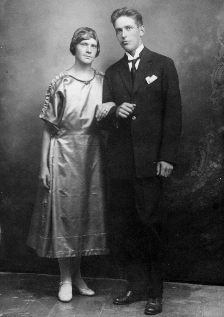 Det var år 1924 som Anna Lillsjö gifte sig med Karl Arne Weckström, som var född på Västra Långgatan i Kristinestad. Karl Arne var son till tulluppsynings-mannen Carl Alfred Weckström, f. 31.5 1871 i Kristinestad, d. 21.4 1934 och Anna Caisa Johansdr. Lillvik, f. 19.11 1872 i Vikbäck i Lappfjärd, d. 1939 i Kristinestad. Karl Arne hade syskonen Anna Helfrid, f. 1904, Runar, f. 1906, Åke f. 1909, Fridolf f. 1911, stupade 1941, Reinhold f. 1913 och Borghild f. 1916. 