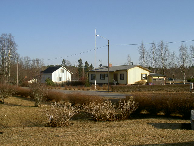 Till höger Ålgars gård. Huset till vänster är det hus som Birger och Anna Björklund byggde på 1950-talet.