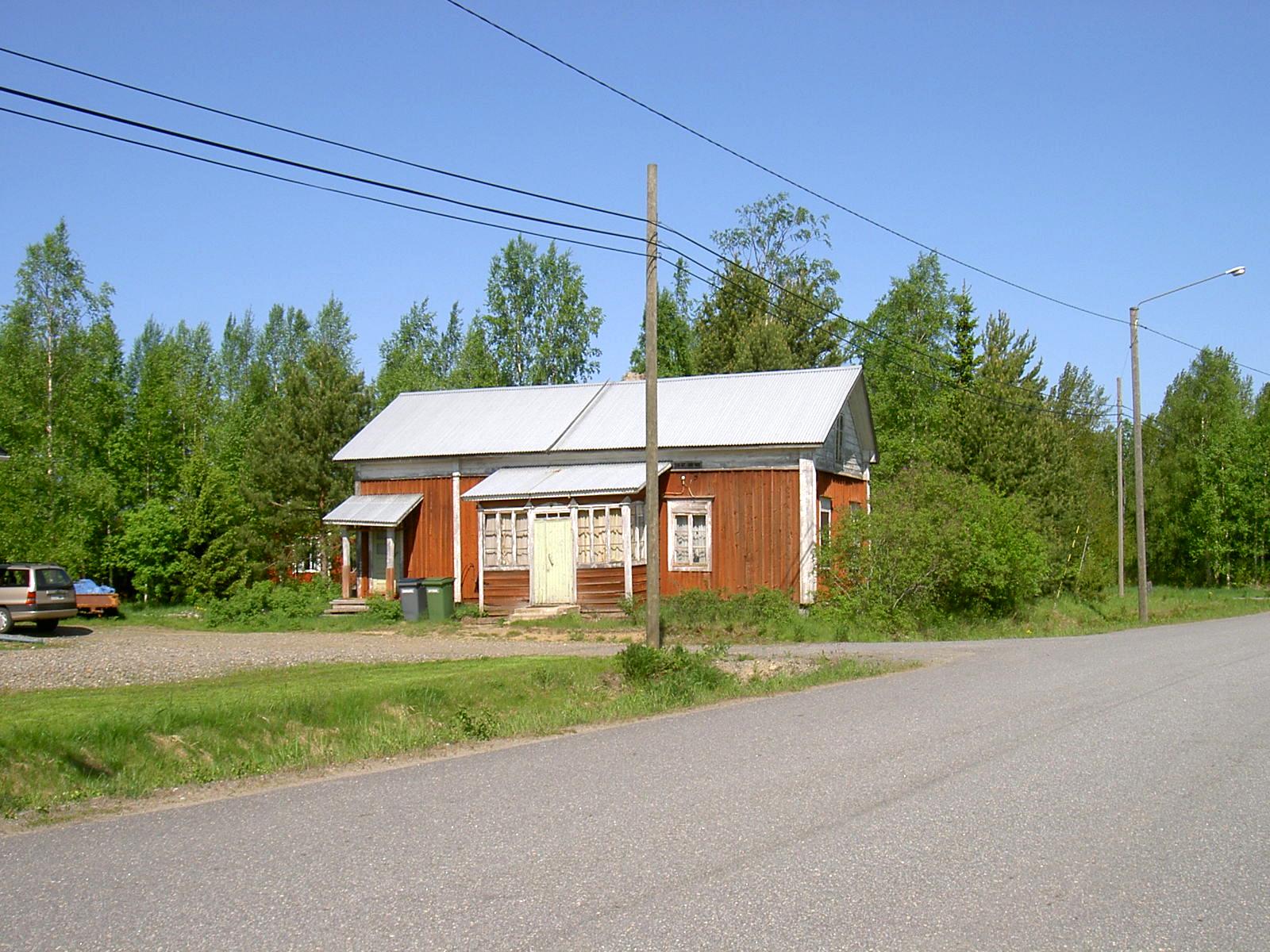 Här ”Pelas-Gåbbinas” sytningsstuga som sedan blev Storkulls gård. Gården fotograferad från sydost år 2003.