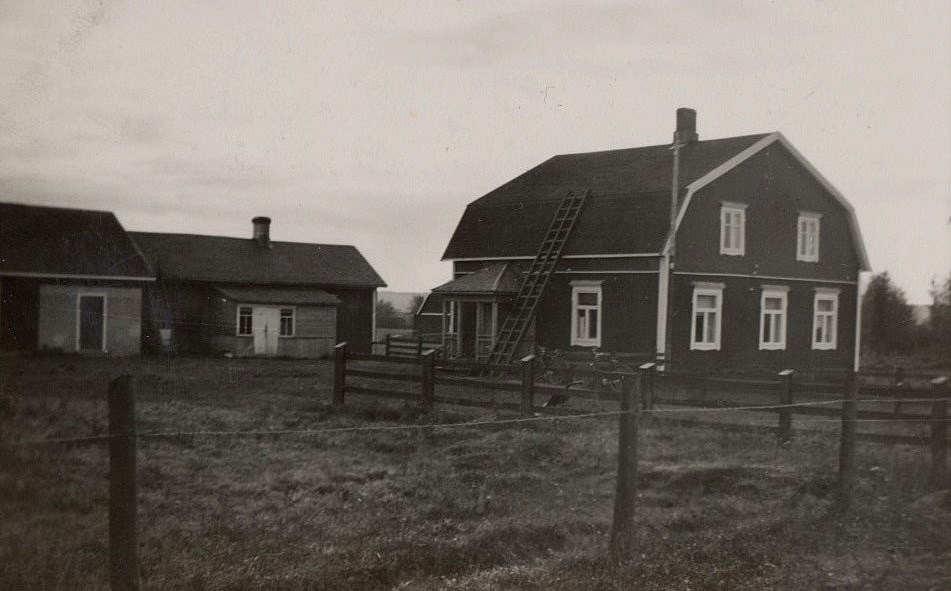 Här Storkulls gård efter att den blivit tillbyggd och renoverad, fotograferad från väster.