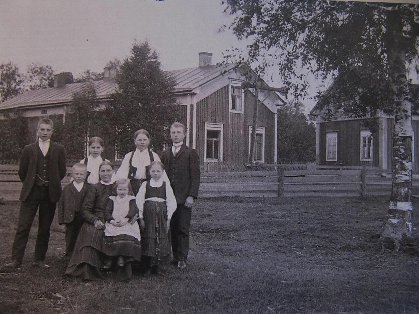 På det här fotot taget av Viktor Nylund år 1913 ”Pelas-Viktors” familj, fr.v. Frans, Johannes, Amanda, Kajs med Elna i famnen, Maria, Selma och Leonard. ”Pelas-Viktor” själv hade emigrerat till Amerika några år innan. Säkerligen var det meningen att Frans skulle ha detta foto av familjen med sig för att visa åt sin far om han skulle träffa honom i Amerika. Men det gjorde han ju inte och det gjorde inte någon annan heller.