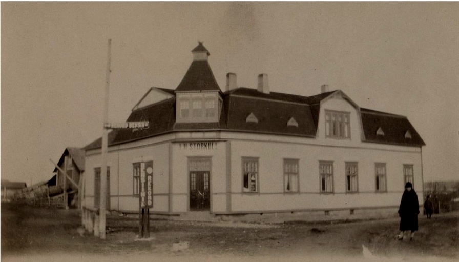 Framför dörren fanns i tiderna en bensinpump med en cistern under marken och av skyltarna att döma så hette bensinen Rekord. Bakom butiken låg en lagerbyggnad med en bostad i den södra ändan.