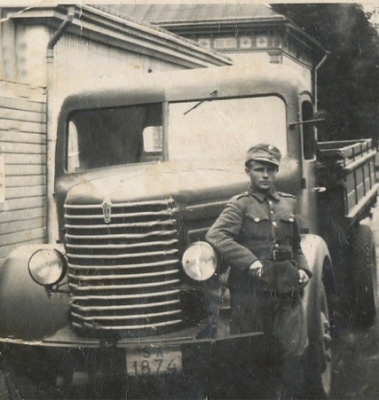 Här på bilden Veli Kangas i militären någon gång efter kriget.