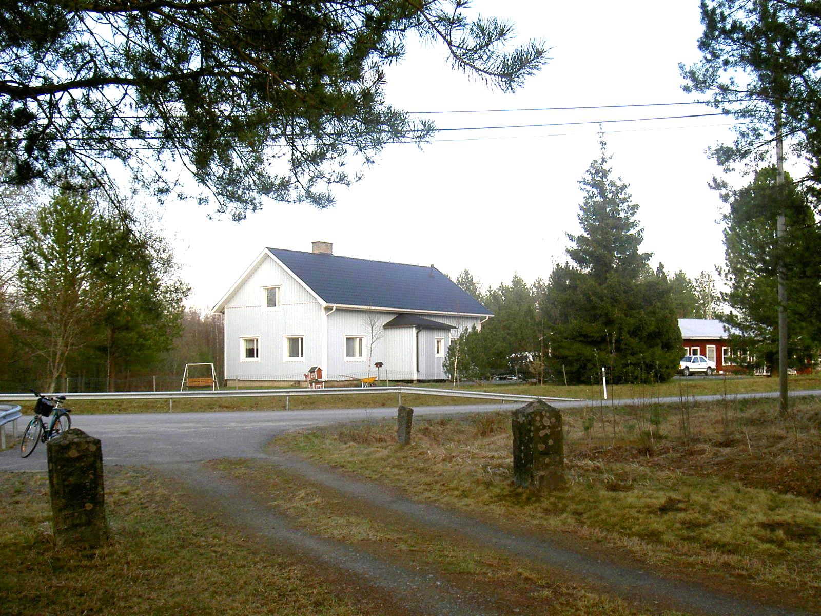 Nu har huset nya ägare som inte är släkt med varken Pelas-Viktor eller Löfgrenas Karl. Den här bilden från 2003 är tagen från grinden till bönhuset.