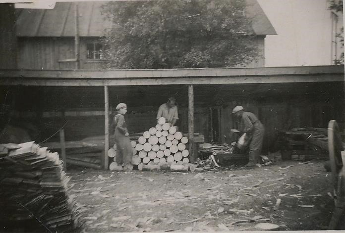 På bilden är pärthyveln som stod bakom kvarnen i full gång. Adelinas-Tor Vidberg till vänster, Voitto i mitten och hans svärfar Frans Lillsjö till höger.