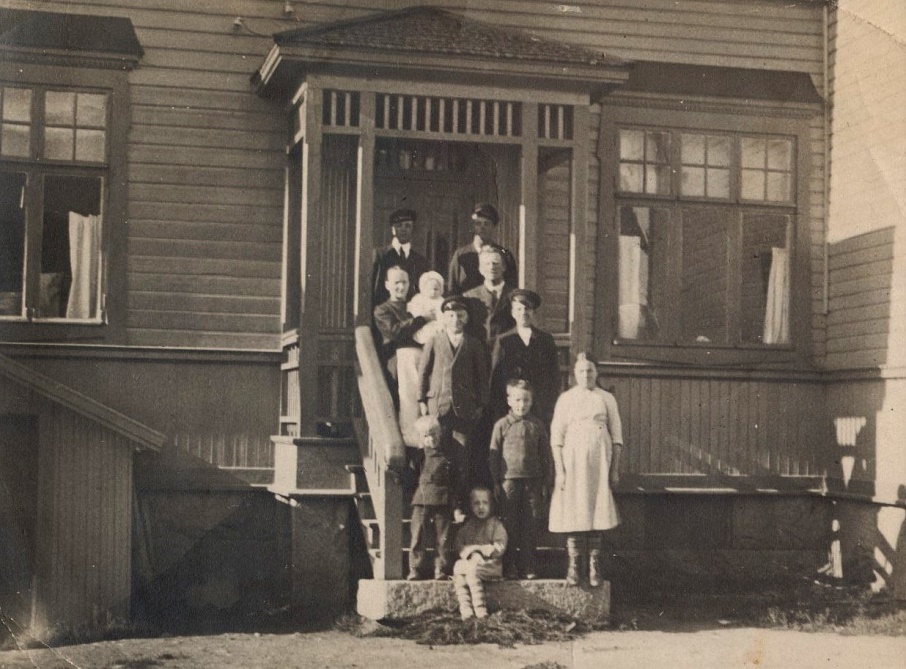 Här på trappan till bostaden står hela familjen J.H Storkull och till och med pigan Tilda är med, hon står längst till höger. Fotot från 1920.