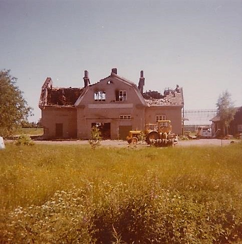 Efter branden i juni 1977 så ser vi att huset är totalförstört och färdigt att rivas.