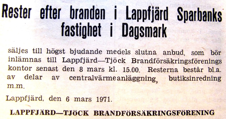Försäkringsbolaget erbjuder brandresterna i en annons i Syd-Österbotten. Affärsmannen Ture Mäkelä köpte varulagret och sålde ut en del av det brand- och rökskadade varorna.