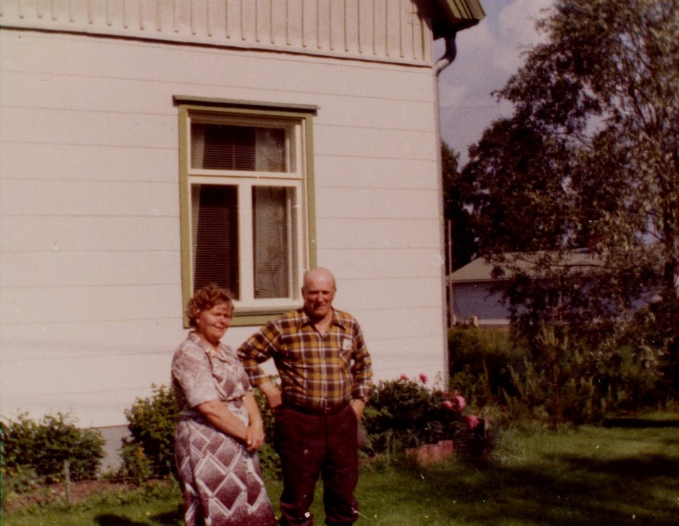 Här Emil Storkull år 1973 som fick besök av brorsdottern Gurli Sjögård från Pjelax. 