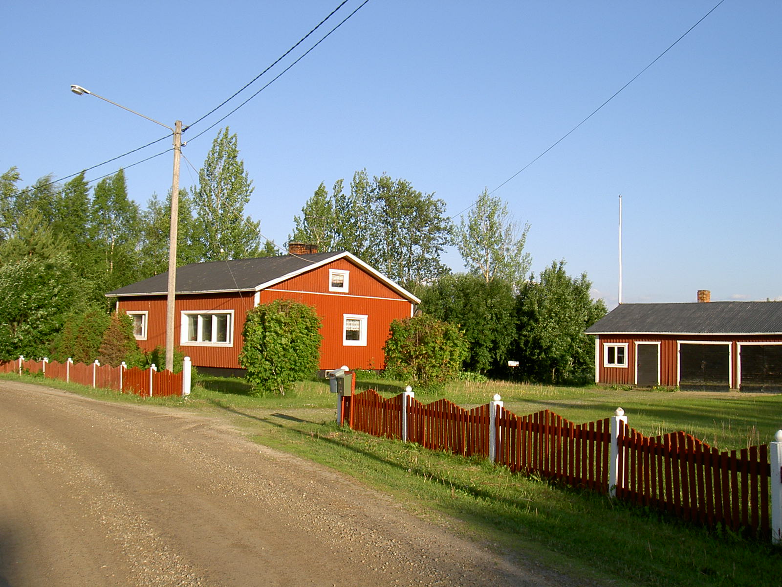 Så här såg det ut på det ställe där Lillsjö-Mattasinas hus stod i tiderna. Fotot taget från väster år 2003.
