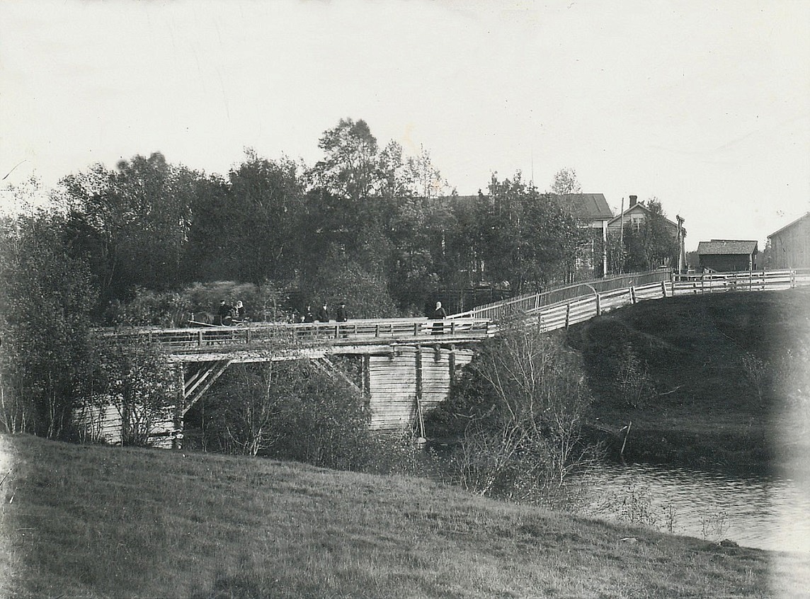Så här såg Lillbron ut i början på 1900-talet, på ungefär samma ställe som den nuvarande bron. I bakgrunden syns Lillkulls ståtliga bondgård. I början på 1930-talet byggdes en ny bro med kistor av sten och nu anlitades välkända brobyggare från Vanhakylä.