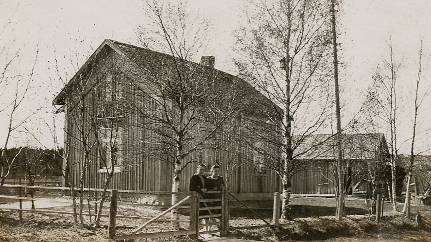 På det här fotot från början på 50-talet står Jenny Söderholm tillsammans med sin syster Märta som år 1935 hade gift sig med Runar Rosengård. 