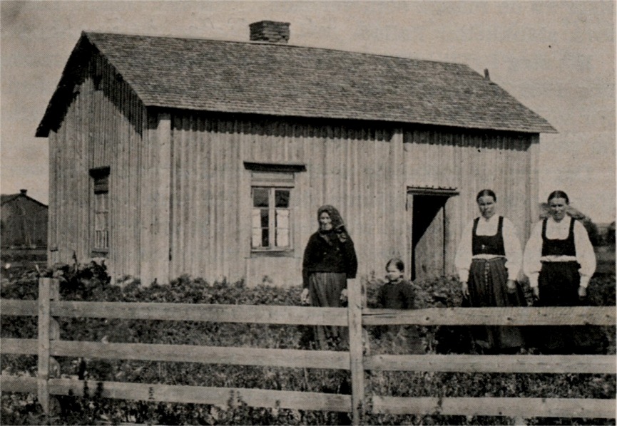 På bilden ”Mokkelinas” Gustav Långfors´ stuga på A-Sidon, där han under 1800-talets två sista decennier verkade som barnalärare. Foto: Viktor Nylund, ca 1909.