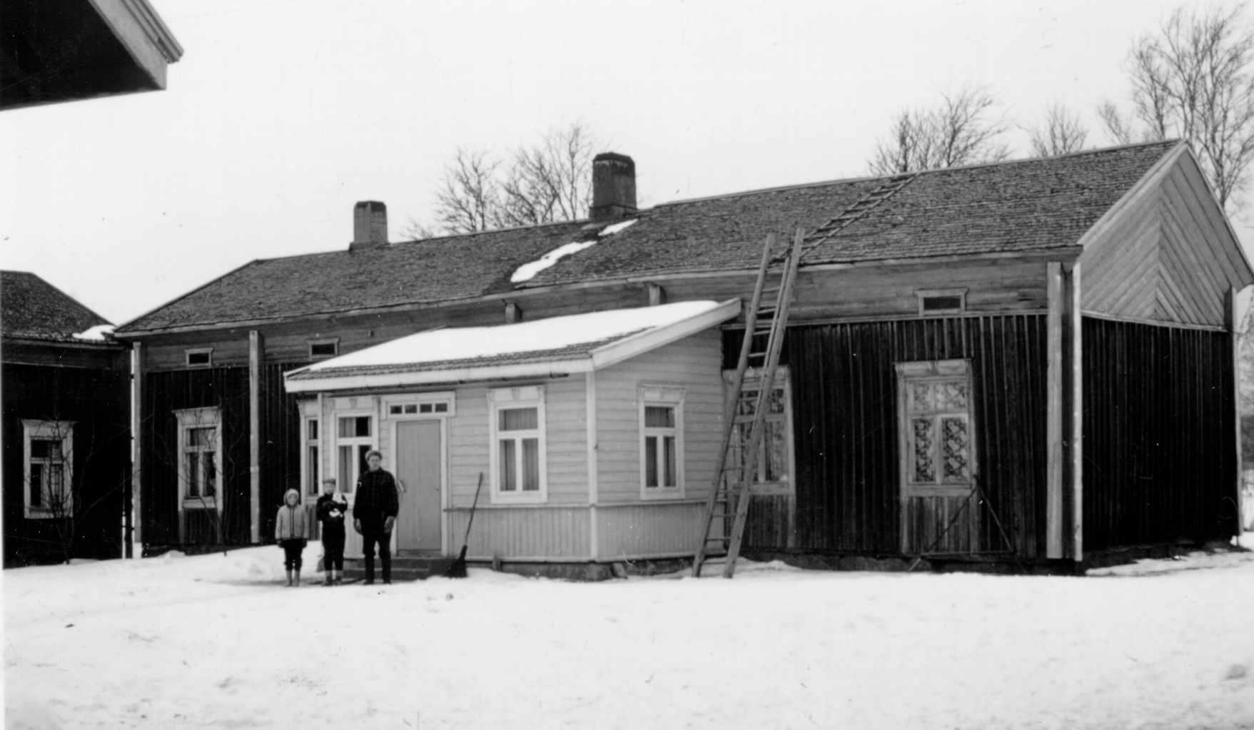 Den här gården på Sunnantillvägen 59 byggdes av Erik Henrik Lillkull men övertogs av systern Anna Lena och hennes man Matts, som var född i Lappfjärd. Gården övertogs sedan av deras son ”Pelas-Josip” Josef (1851-1917) och sedan av Josefs son ”Pelas-Jåhan” Johan Lillkull (1884-1957) och sedan av ”Pelas-Kal” Karl Lillkull (1923-1997). 