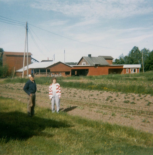 Hår står Voitto Kangas år 1987 tillsammans med sin syster Vuokko, som bor i Nokia.