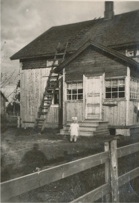 Alfreds gård är närapå identisk med Anselms gård. Här på bilden Alfreds dotter Carita framför huset på Åbackan. 