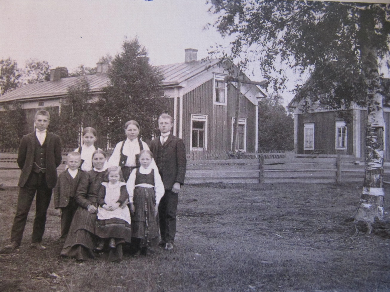 På det här fotot taget av Viktor Nylund år 1913 ”Pelas-Viktors” familj, fr.v. Frans, Johannes, Amanda, Kajs med Elna i famnen, Maria, Selma och Leonard. ”Pelas-Viktor” själv hade emigrerat till Amerika några år innan. Säkerligen var det meningen att Frans skulle ha detta foto av familjen med sig för att visa åt sin far om han skulle träffa honom i Amerika. Men det gjorde han ju inte och det gjorde inte någon annan heller.