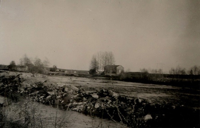 På detta foto som är taget från väster då syns både Klemets bro och Halt-Erik Asplunds gård på andra sidan ån.