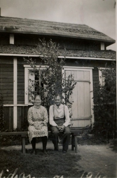 Här sitter Tilda och Väinö Kangas utanför sitt hem någon gång på 1940-talet.