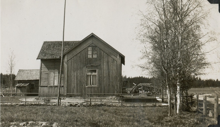 Här gården fotograferad från öster, Sunnantillvägen syns till höger.