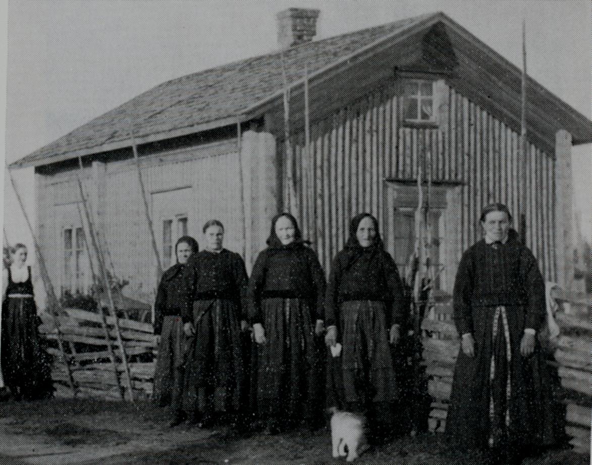 Kvinnor från Dagsmark framför Mokkela-Linas stuga på A-sidon. 