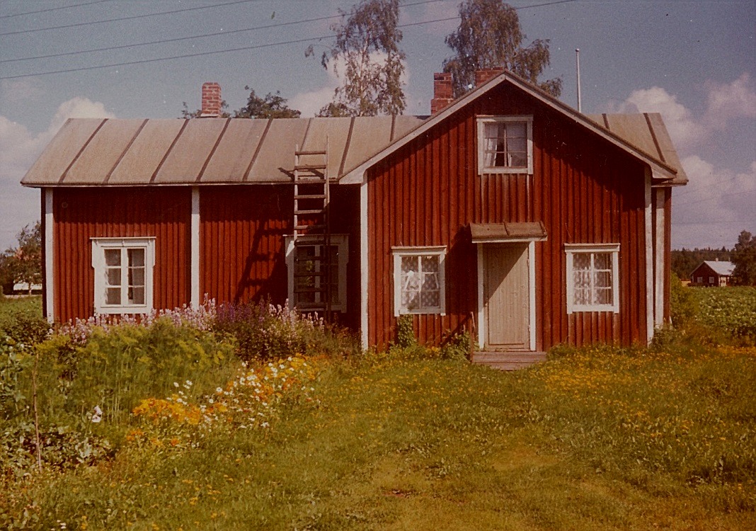 Det här huset är byggt på 1800-talet men har sedan byggts till och renoverats. Det var hit som Tilda och Väinö Kangas flyttade med sin familj år 1938.