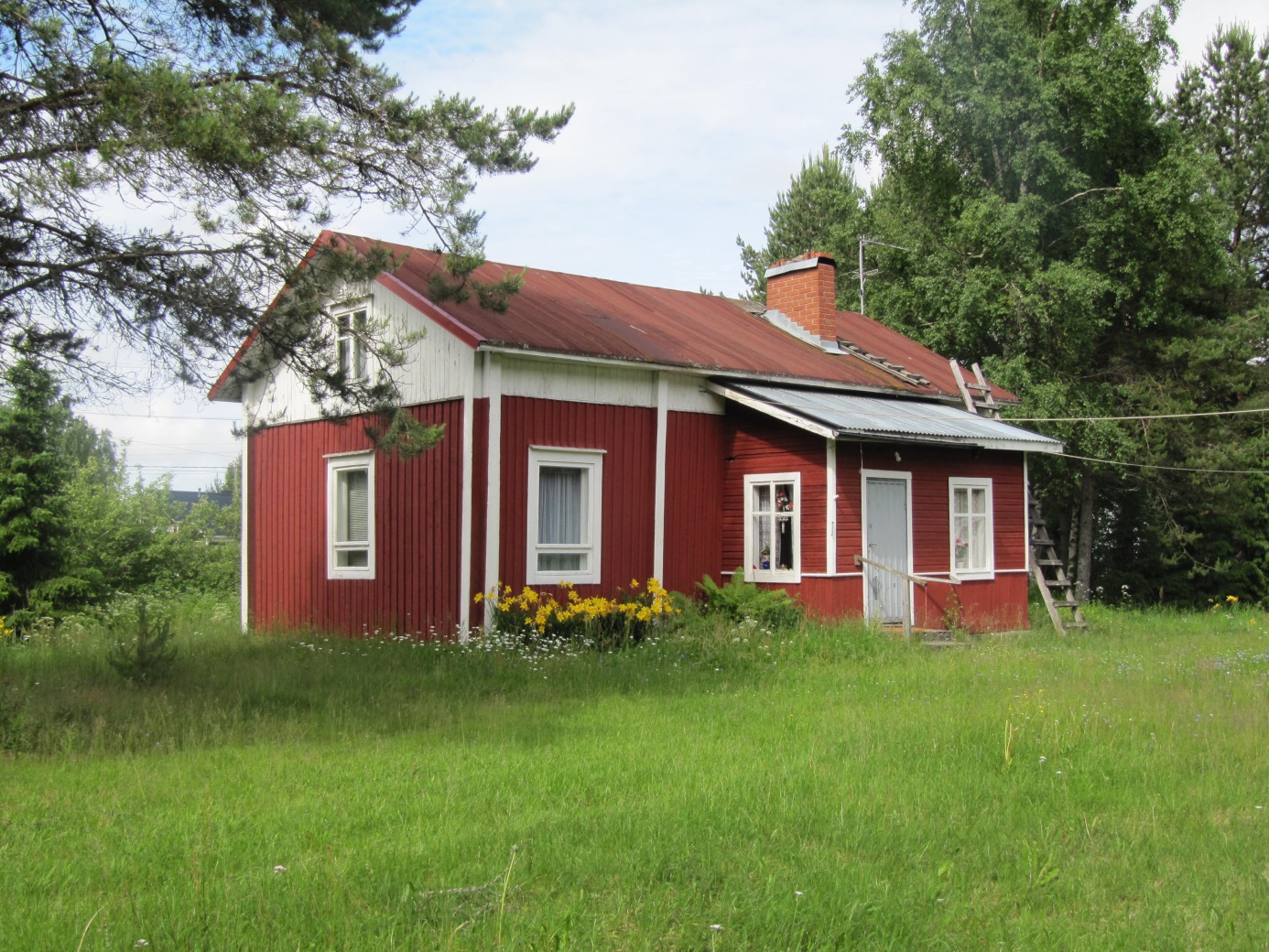 Här den gamla gården fotograferad från öster år 2011. 