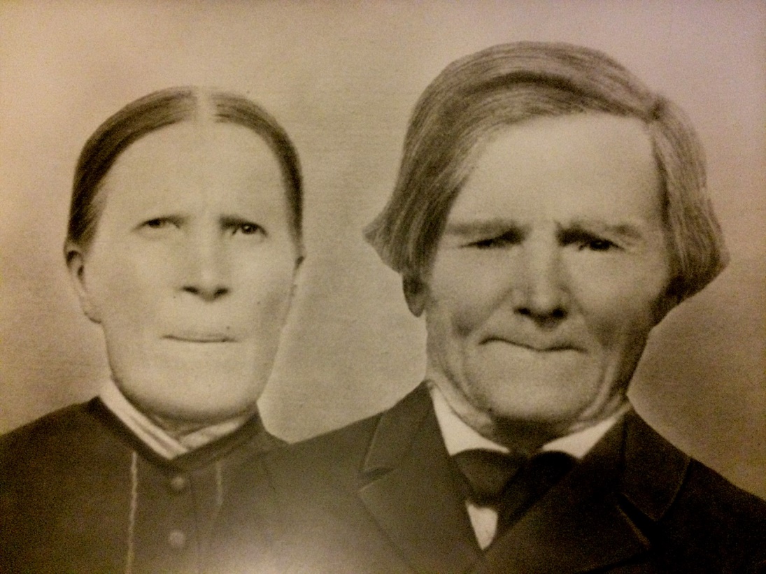 På bilden ”Koll-Josip” Josef Storkull (1842-1916) och ”Koll-Anagret” Anna Greta f. Båsk (1844-1936) som bodde på Kårkbackan, nära korsningen till Lillsjö. Fotot taget av sonen Viktor Nylund.