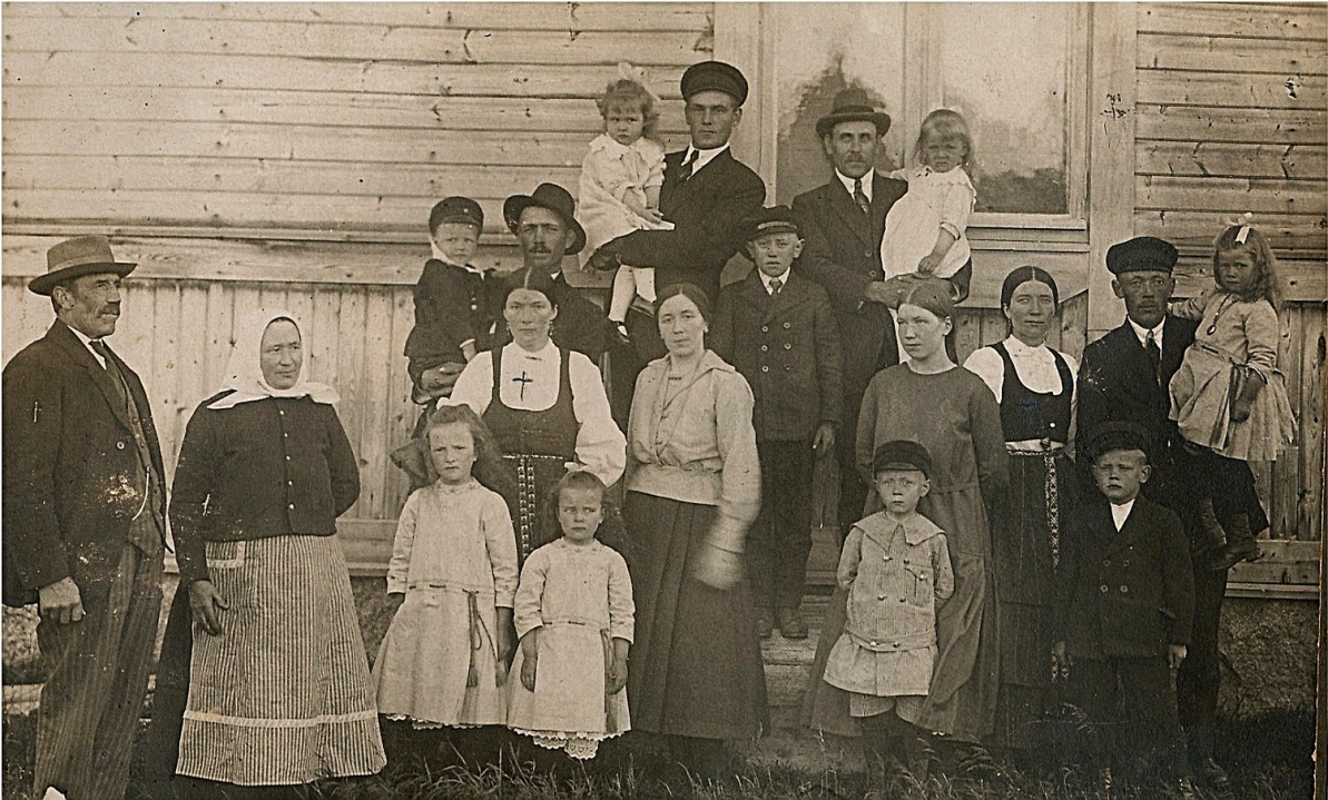 På fotot från år 1923 står Emil Eklund med sin Hulda och barnen Ragni och Ture längst till höger. Längst till vänster står Emils far, bonden och häradsdomaren Viktor Eklund med hustrun Maria. Följande är Selma Holmudd med döttrarna Gerda och Elvi och bakom Selma står hennes man Frans Holmudd med sonen Egil i famnen. Frivelas-Frans Holmudd var halvbror till Maria Eklund och till på köpet så var ju Emils hustru Hulda syster till Holmudds-Selma. Bredvid Selma står ”Kårk-Viktors” dotter Hulda Eklund och bakom henne hennes man Emil Kronman som har dottern Gunborg i famnen. Bredvid Emil Kronman står Anders Båsk med dottern Gullborg i famnen och framför dem står hustrun Selma med sonen Arne. Selma var ju också dotter till ”Kårk-Viktor”. Den välklädda pojken mitt i bild är Selim Eklund, som gifte sig med Adele Långfors när han blev vuxen. Viktors äldsta son Frans befann sig i Amerika då fotot togs. Fotot är taget utanför Anders och Selmas nya gård i centrala Perus där de bodde men också bedrev handel en tid. 