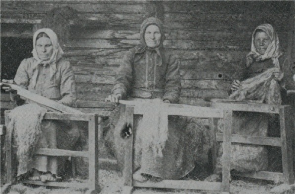 Linkliftartalko någonstans i Dagsmark, troligtvis hos fotografen Viktor Nylund. Fr.v. ”Mokkela-Tilda” Matilda Långfors, ”Mokkela-Lina” Karolina Långfors och ”Skaftung-Riika” Henrika Häggblom. Tilda bodde sedan i Palon, Lina på A-sidon och Riika också på A-sidon i det hus dit ”Utteras-fleckor” sedan flyttade. 