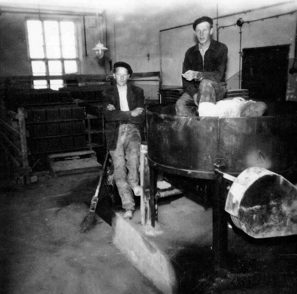 På bilden här ovan stående Yngve Söderqvist och uppe på maskinen Nils Klemets, någon gång på 1950-talet. Produktionen pågick endast sommartid och dagsproduktionen uppgick till ungefär 300 st.