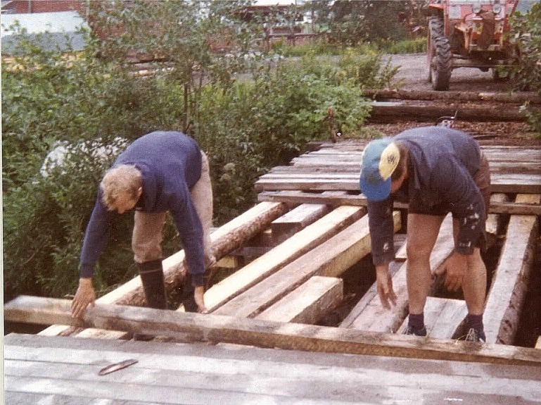 Harry Appel från Korsbäck och Torolf Lindfors från Åbackan radar ut plankor som brolock. 