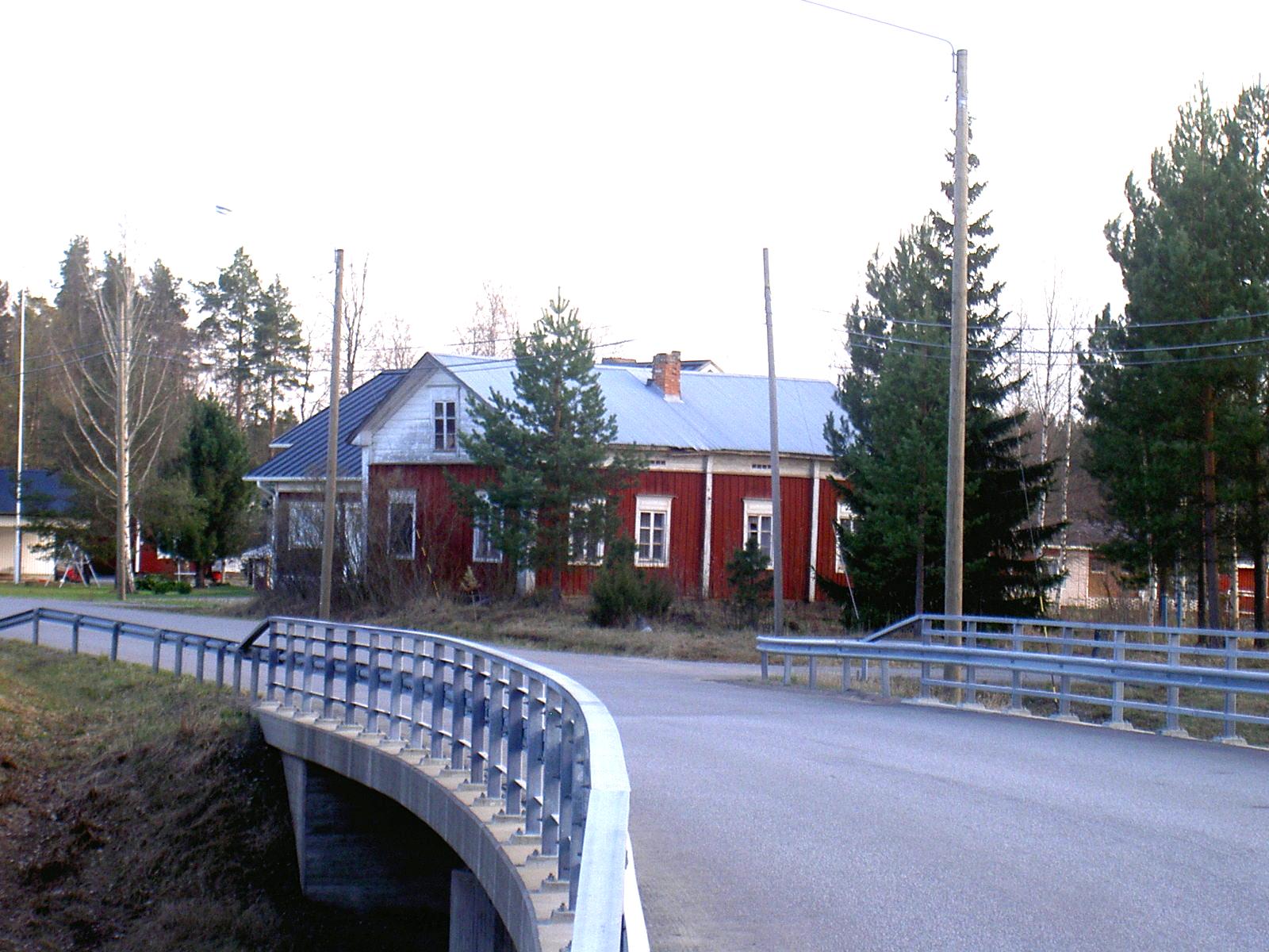 Lillstugan eller Storkull Everts gamla gård är i dag belägen nära Korsbäckvägen och Lillbron som syns i förgrunden. Den här böjda Lillbron byggdes år 1998. 