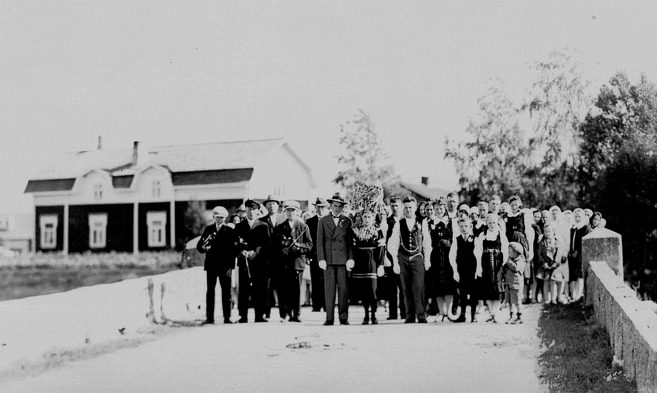 Broarna användes förr också som danslave, kanske bröllopsparet Anselm Nygård och Fanny Klemets och gästerna har tagit sig en svängom på Storbron?