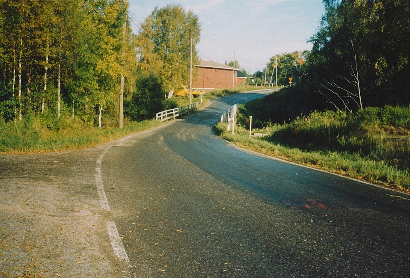 Lillbron fotograferad söderifrån i mitten på 1990-talet, vid tiden då det bestämdes att en ny bro skall byggas.