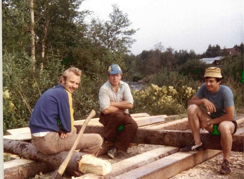 Här sitter Harry Appel som är född i Sideby men gift och bosatt i Korsbäck, Torolf Lindfors från Åbackan och Atle Guss från Klemetsändan sommaren 1981.