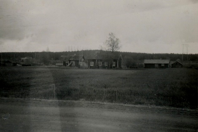 På detta foto som är taget från landsvägen så ser vi gården där familjen Kangas bodde och bakom till vänster syns Klemets kvarn.