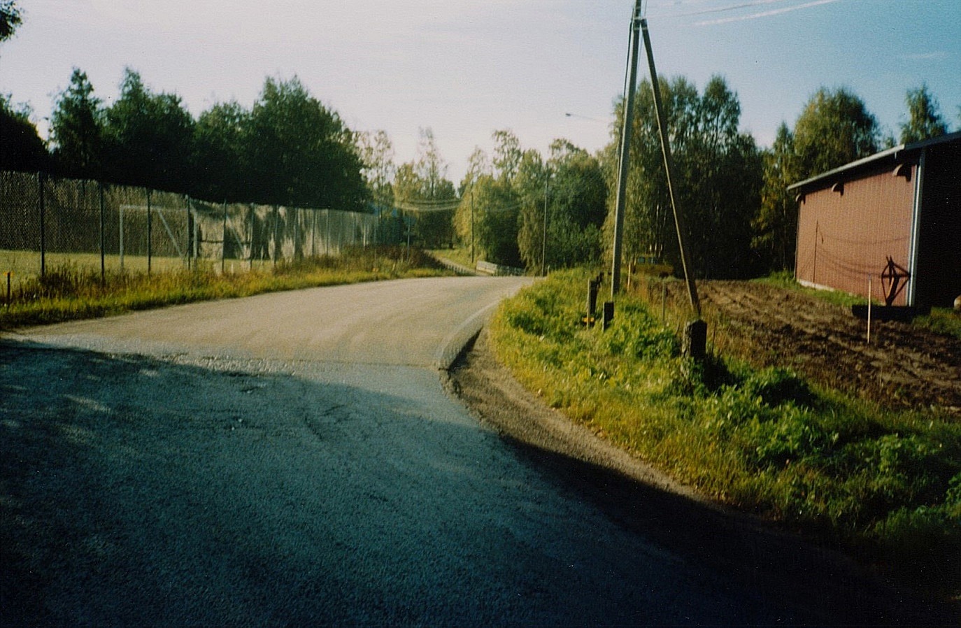 Lillbron fotograferad från Brobackan i mitten på 1990-talet. Sportplanen syns till vänster.