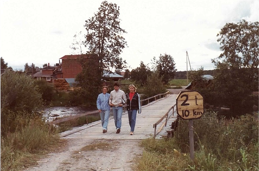 Anki och Hans-Erik Norrvik tillsammans med en Magg provgår bron och den ser ut att hålla bra. Kolla den handgjorda skylten! I bakgrunden Klemets såg som ägdes av Veli och Voitto Kangas.