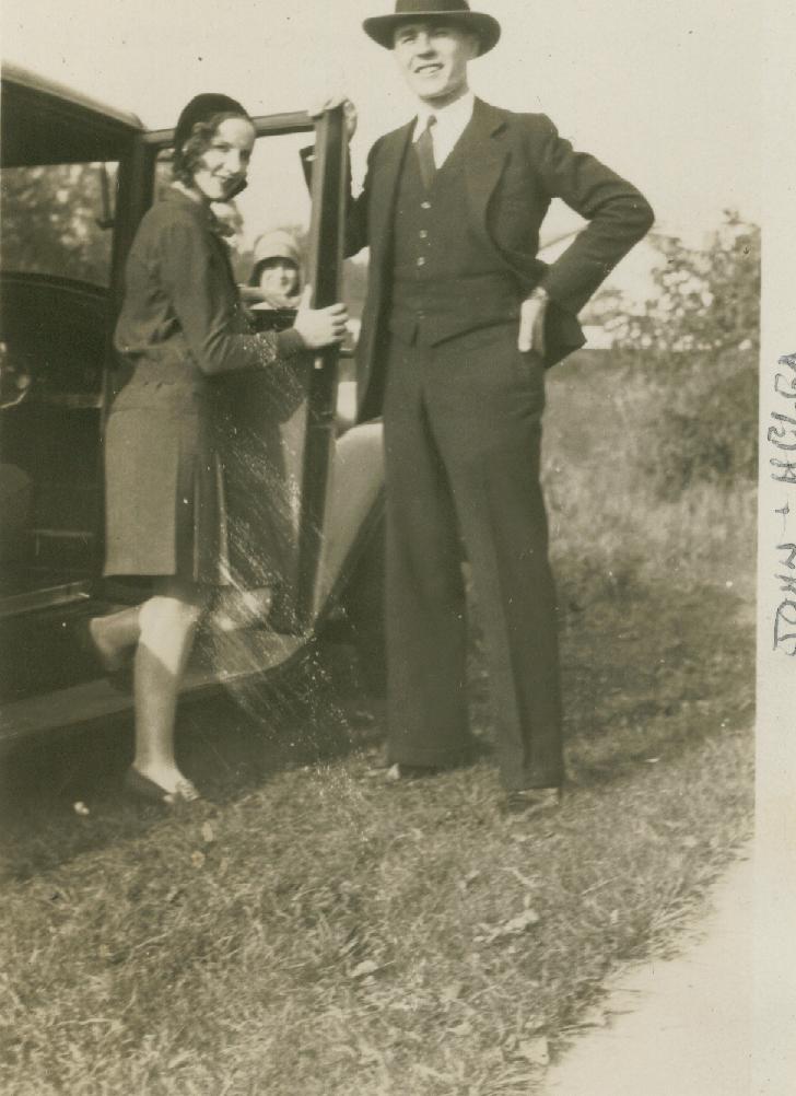 På fotot från 1930 så står John Lind tillsammans med sin hustru Helga, som var hemma från Norge.