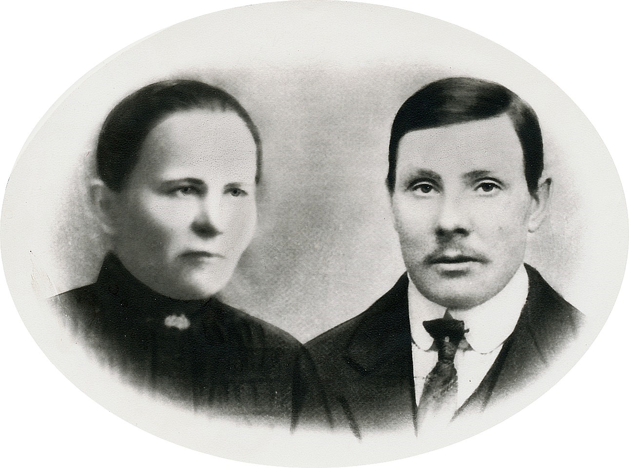 Foto av Dragås-Hilda Kaskimäki och hennes man Johan Viktor Kaskimäki just före hans avfärd till Amerika år 1902.