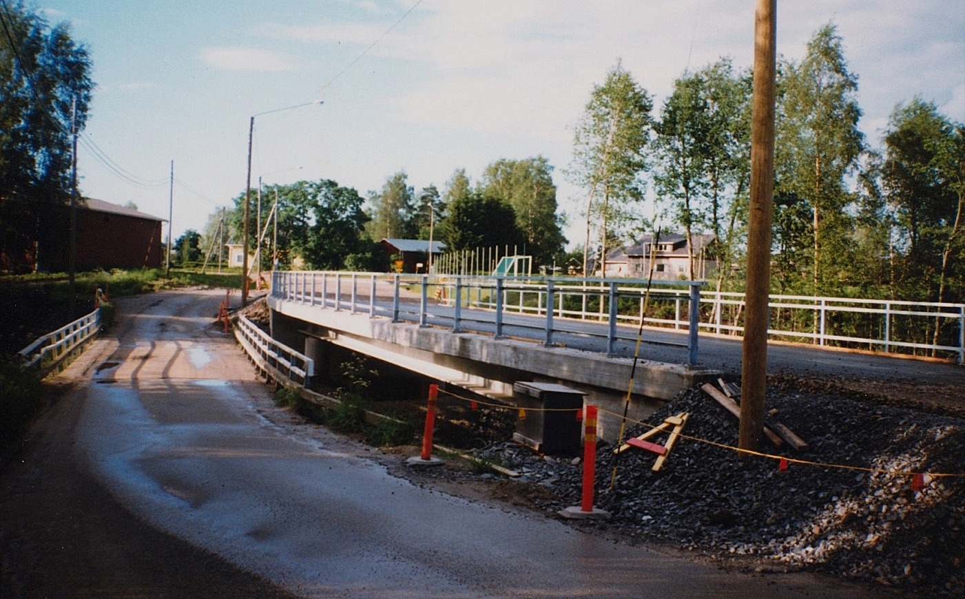 Nya Lillbron byggdes närmare 2 meter högre än den gamla, en bit öster om den gamla. Detta betydde att trafiken hela gick över den gamla bron medan den nya Lillbron byggdes. Det gula trähuset i ändan av bron är Mylläris hus och gården till höger är Eklunds gård.