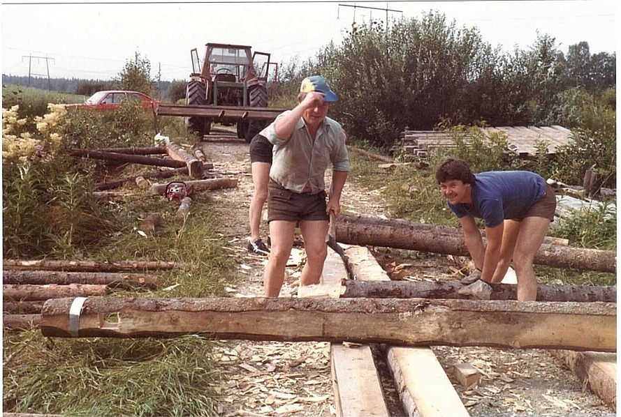 Brobyggarna Torolf Lindfors och Hans-Erik Norrvik med lånnorna. 