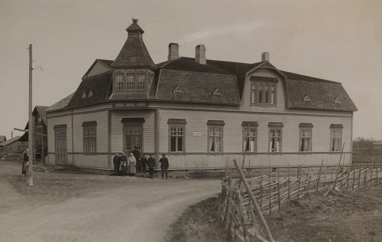 Så här såg Koll-boden ut år 1928. Detta affärshus byggde J.H. Storkull år 1916. Möjligtvis hade han hjälp av sina bröder, arkitekten och byggmästaren Emil Storkull och byggaren och sågägaren Viktor Nylund. 