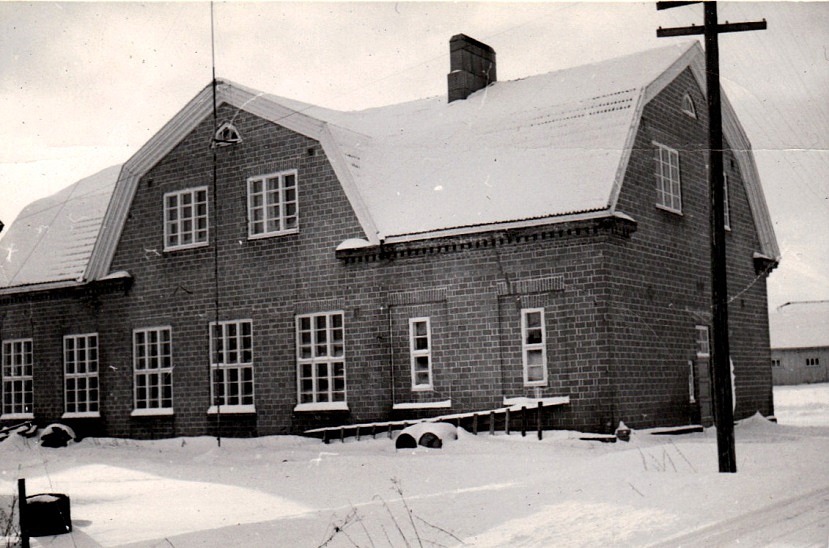 Gun-Lis Långfors bild tagen från norr möjligtvis på 60-talet. I högra kanten skymtar Nils Nelsons magasinbyggnad. 