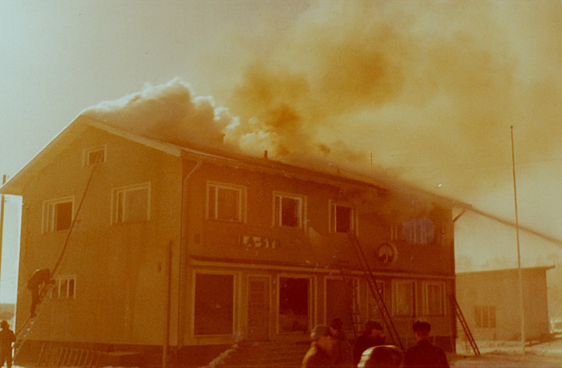 Branden fick sin början i den södra delen av byggnaden och snart spred sig elden i hela huset.
