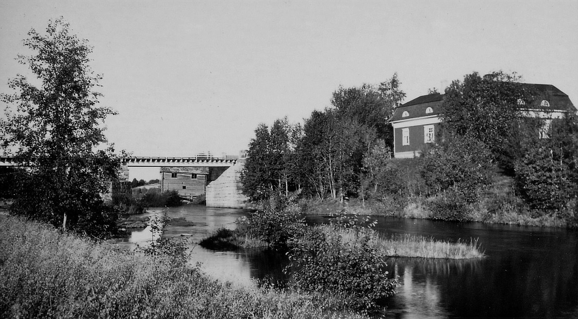 På bilden här ovan ser Storbron liten ut i jämförelse med Westerbackas ståtliga hus till höger, som byggdes år 1922.
