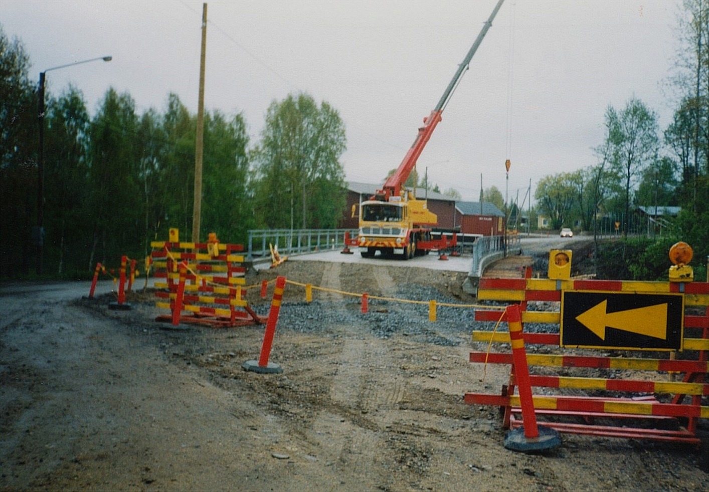 Precis som nya Storbron är den nya Lillbron böjd och med en svag lutning. På bilden håller byggarna på och river byggformarna. Räckena är klara och nu fattas bara beläggningen och så kan den nya bron öppnas för trafik.