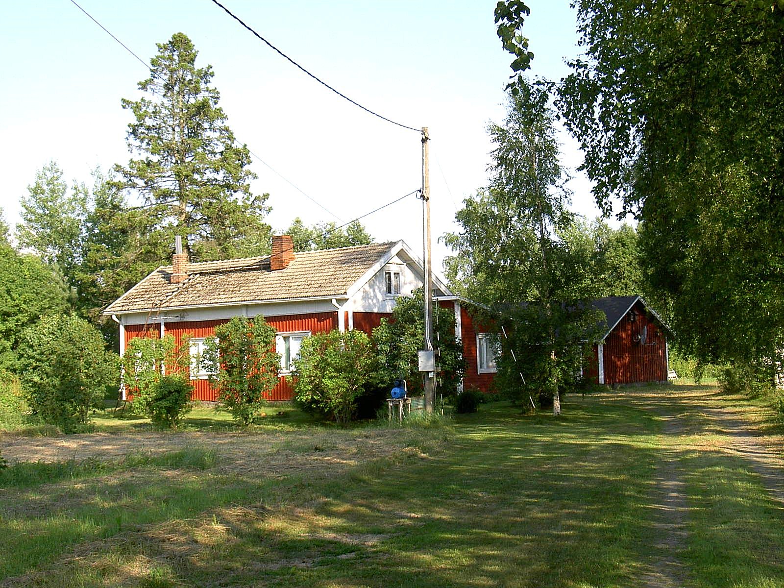 Här Ahlbergs gamla gård fotograferad en vacker dag år 2003.